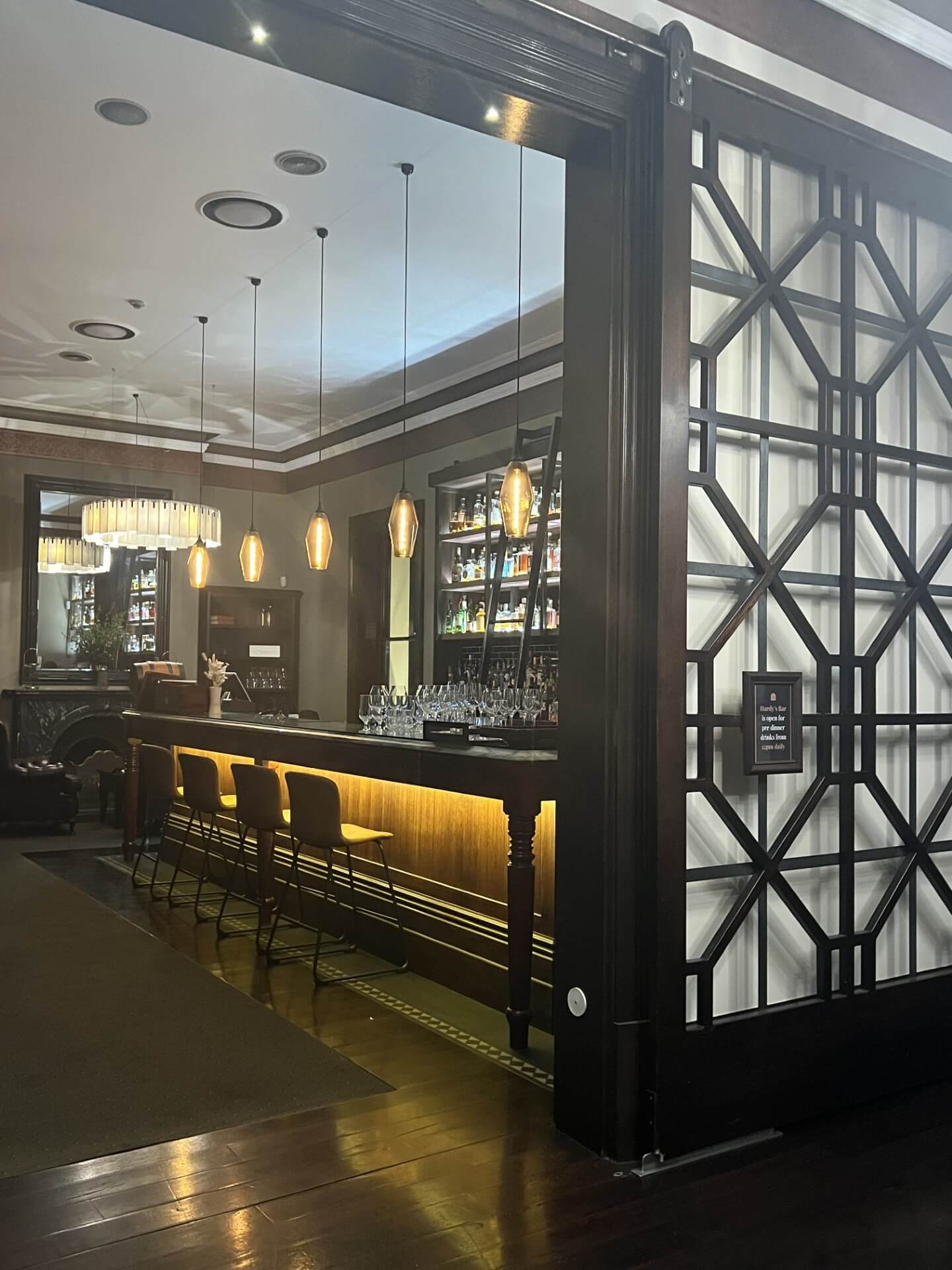 mounty-lofty-house-bar